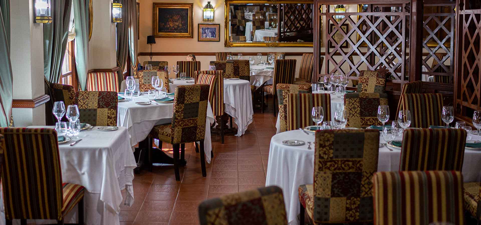 Salón interior del Caballo Rojo